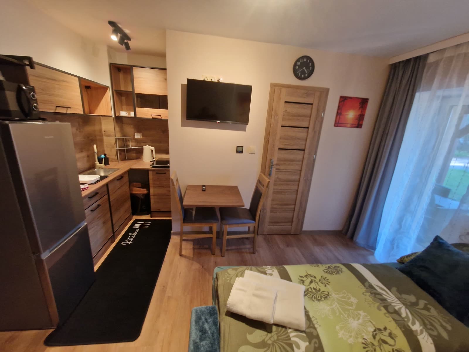 Kuchyňka a jídelní kout apartmánu