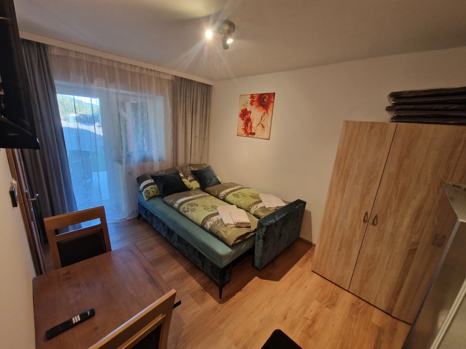 Lůžka a prostorná šatní skříň